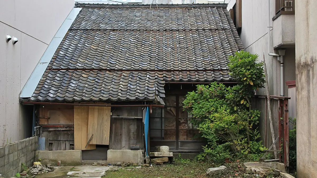 瓦屋根の古い空き家